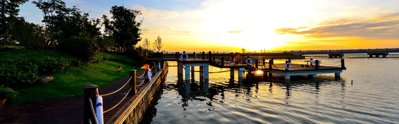 Photo bridge over the lake at blue hour